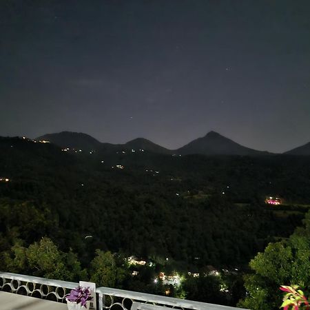 Umah De Madya & Rooftop De Madya มุนดุก ภายนอก รูปภาพ