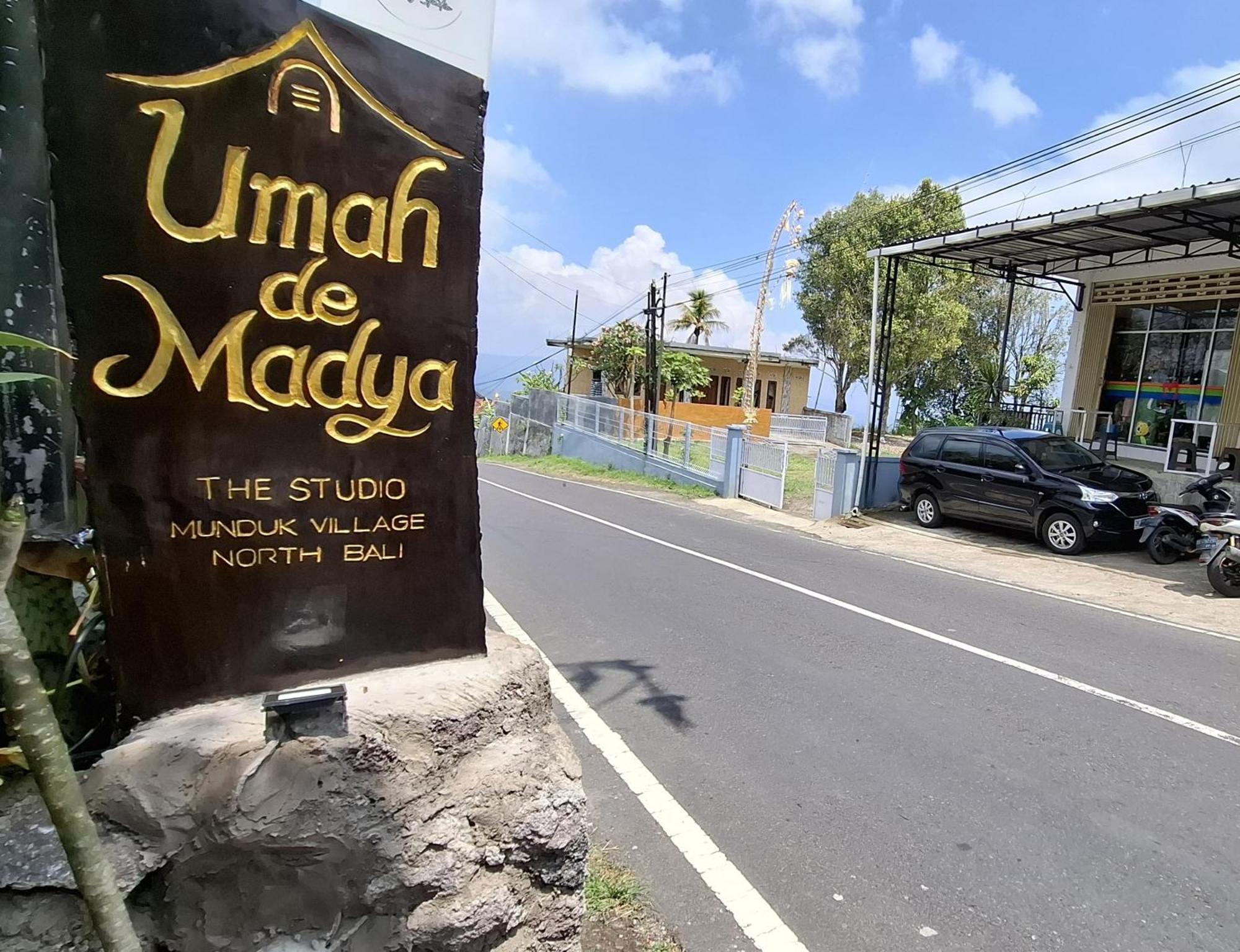 Umah De Madya & Rooftop De Madya มุนดุก ภายนอก รูปภาพ